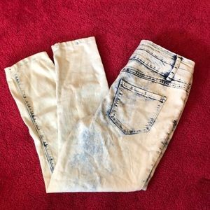 Acid washed cropped jeans
